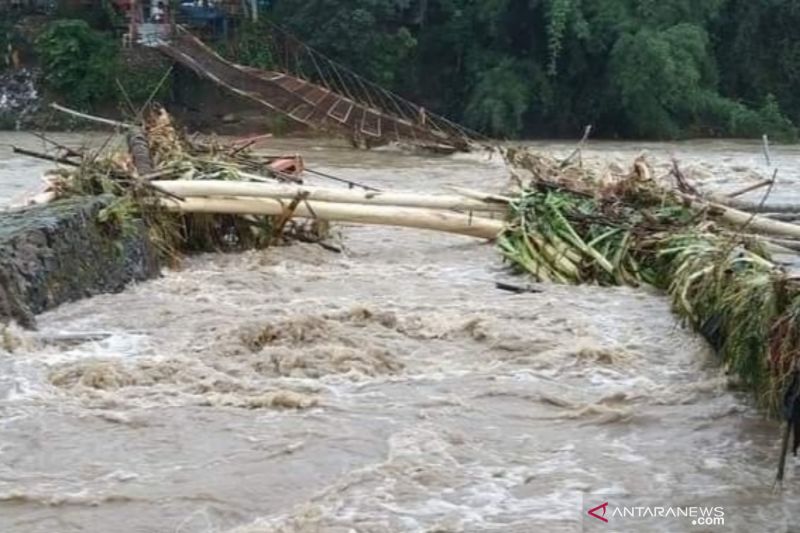Dinas PUPR Cianjur diperintahkan perbaiki jembatan gantung putus