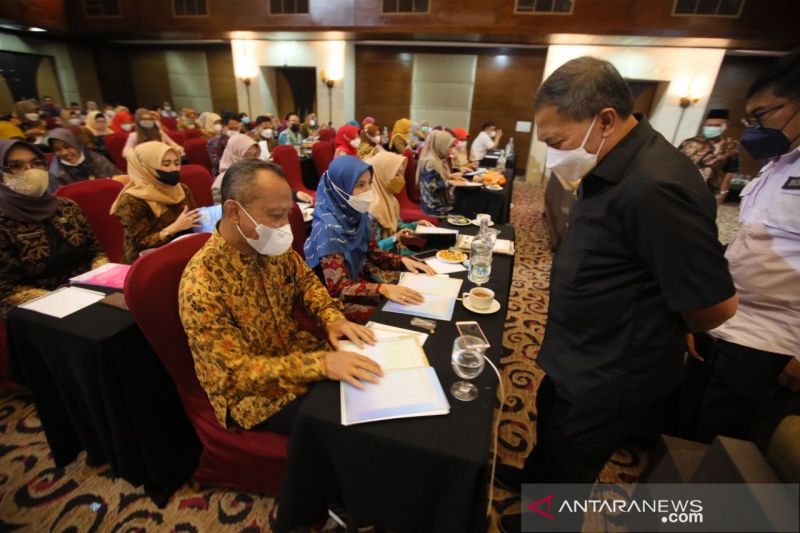 138 kepala sekolah dasar di Kota Bandung dites menulis Al Quran