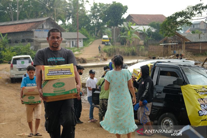 Bantuan bagi korban banjir bandang di Garut terus berdatangan
