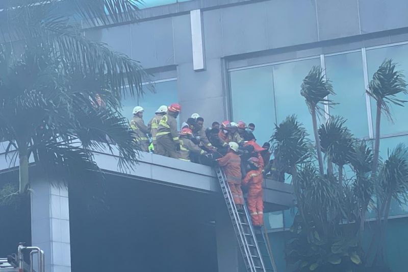 Gedung Cyber di Mampang kebakaran, 22 unit mobil Damkar dikerahkan