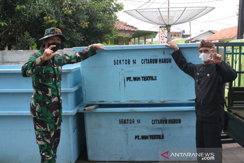 Satgas Citarum Harum Purwakarta bagikan puluhan tempat sampah