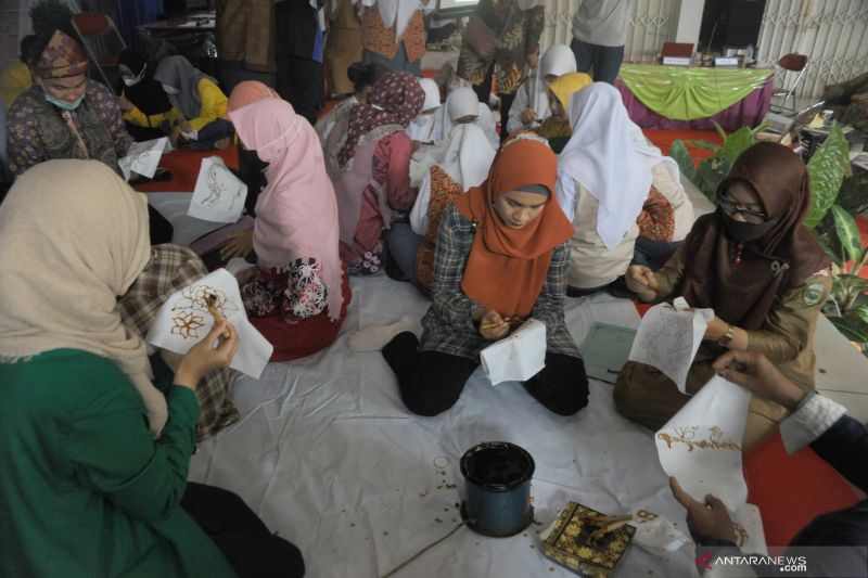 Belajar Membuat Batik Motif Palembang