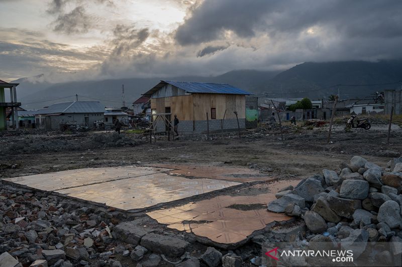 Penyintas Bencana Kembali Dirikan Rumah di Lokasi Bekas Tsunami 