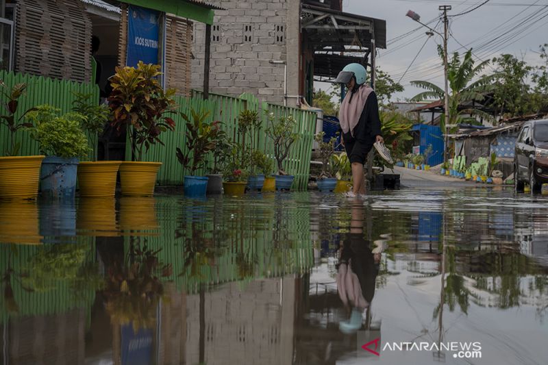 Langganan Banjir Rob di Kampung Lere