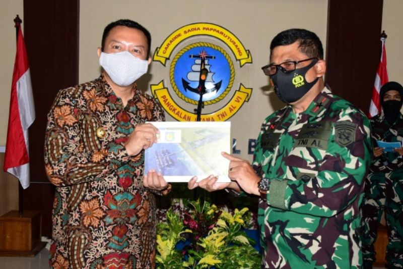 Bupati Selayar serahkan sertifikat tanah untuk pembangunan Markas Komando TNI AL