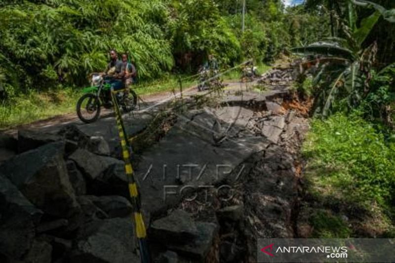 Jalan Longsor Di Lebak