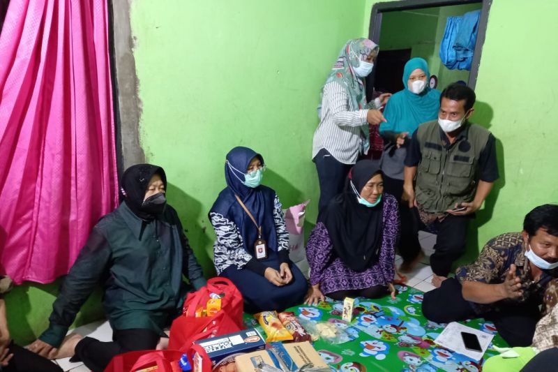 Risma jenguk anak disabilitas korban kekerasan di Sukabumi
