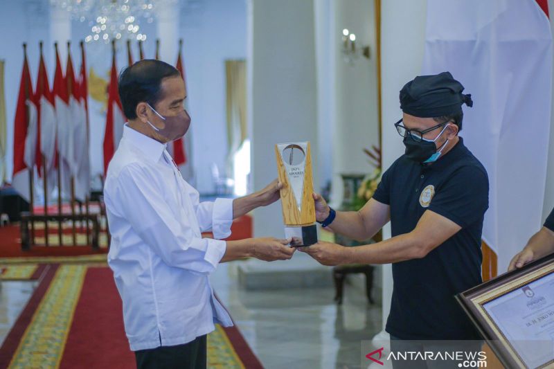 Presiden Jokowi terima Anugerah Bakti Utama Pusaka dari JKPI