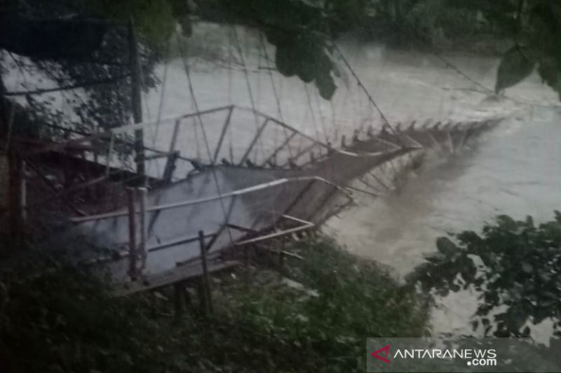 Dinas PUPR perbaiki jembatan gantung penghubung dua kecamatan di Cianjur