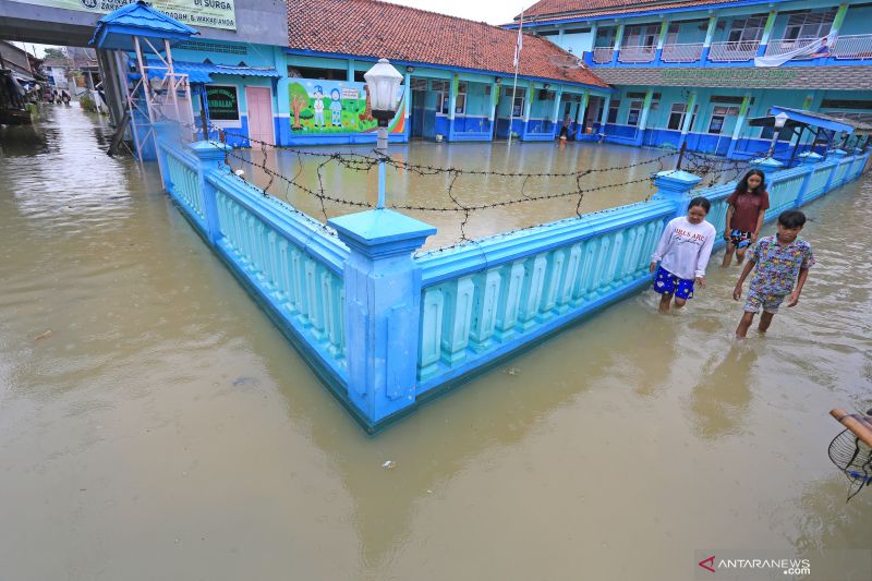 Indramayu salurkan bantuan beras bagi korban banjir rob