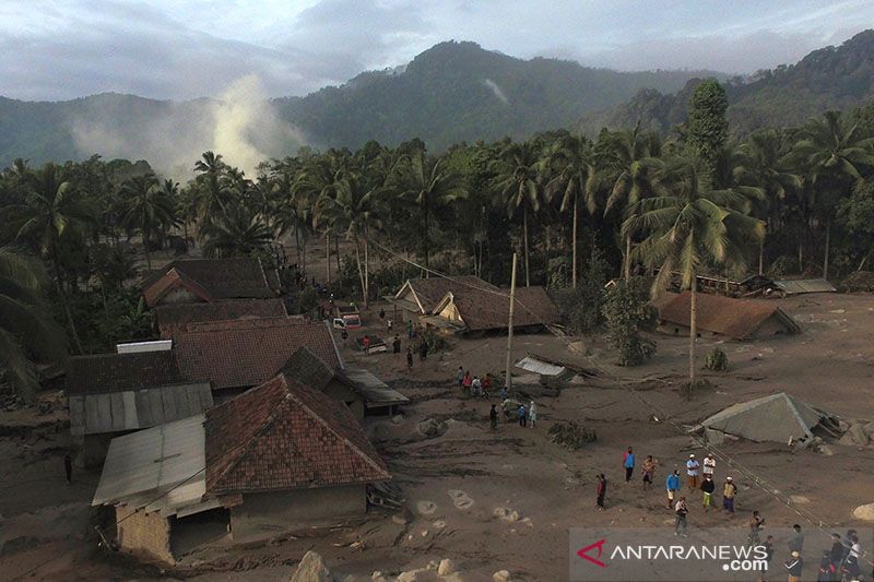 BNPB catat erupsi Gunung Semeru telah menyebabkan 13 orang tewas