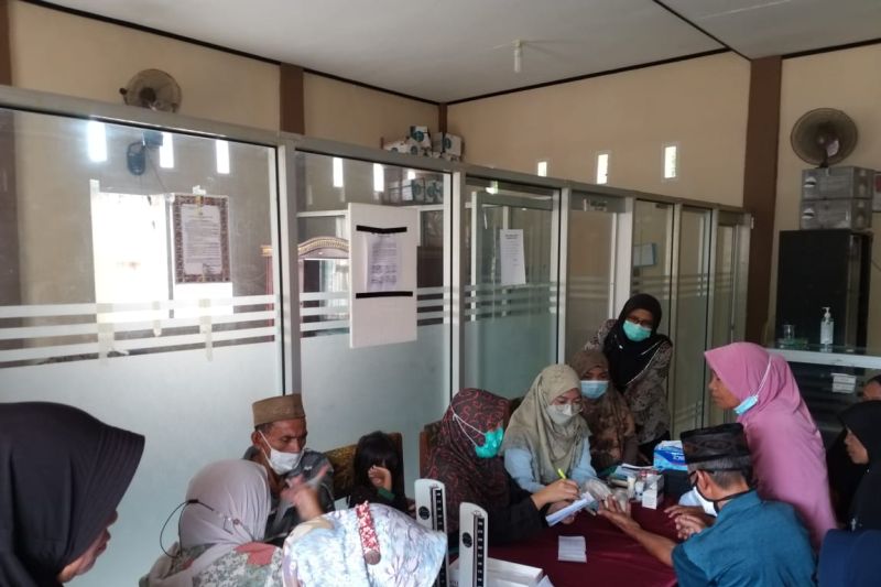 Tim Pengabdian Unand lakukan pemeriksaan gula darah asam urat hingga kolesterol