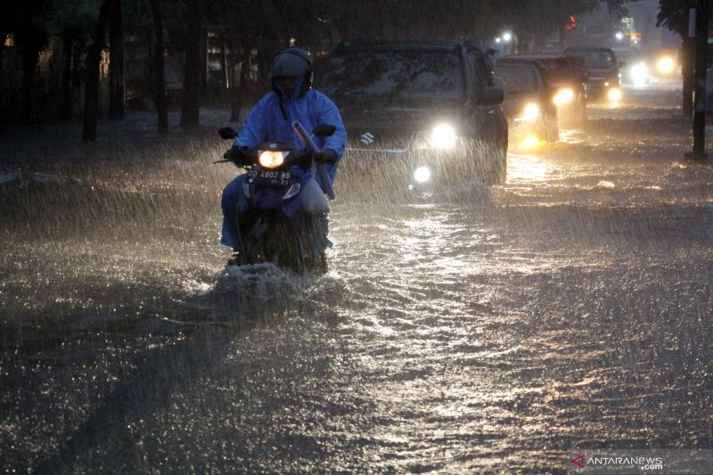 Hujan lebat diprakirakan turun di beberapa kota Tanah Air