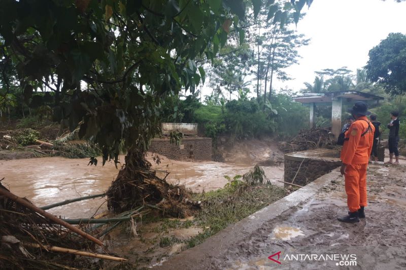 Cegah banjir di Sukawening, Pemkab Garut lakukan pengerukan sungai