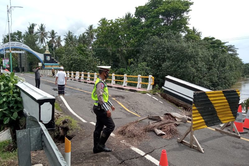 Jembatan Meninting patah akibat tak kuat menahan banjir bandang