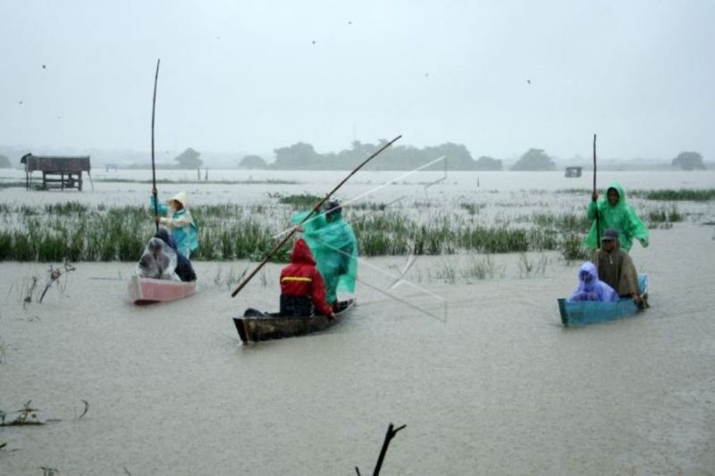 Naik perahu ke sekolah akibat banjir