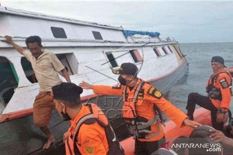 Basarnas Evakuasi Penumpang KM Putra Samudra