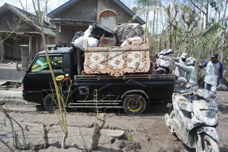 Warga menyelamatkan barang berharga dari rumah terdampak Semeru