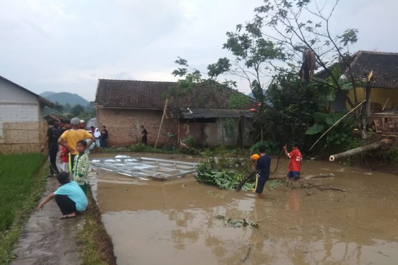 Belasan rumah Tegaltengah Sukabumi rusak disapu angin puting beliung