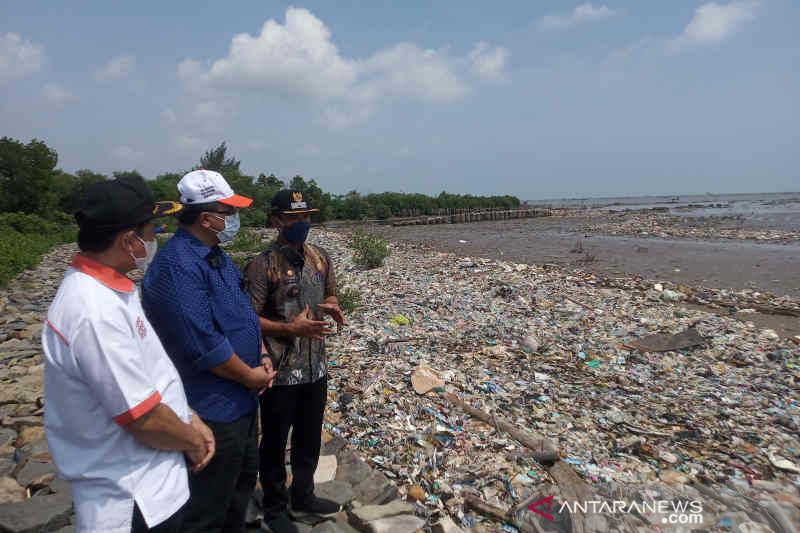 Legislator Jabar minta penanganan sampah di pesisir Cirebon yang serius