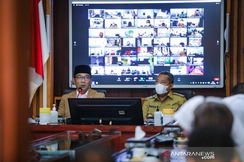 Gubernur Ridwan Kamil sambangi Balai Kota Bandung pastikan pelayanan normal