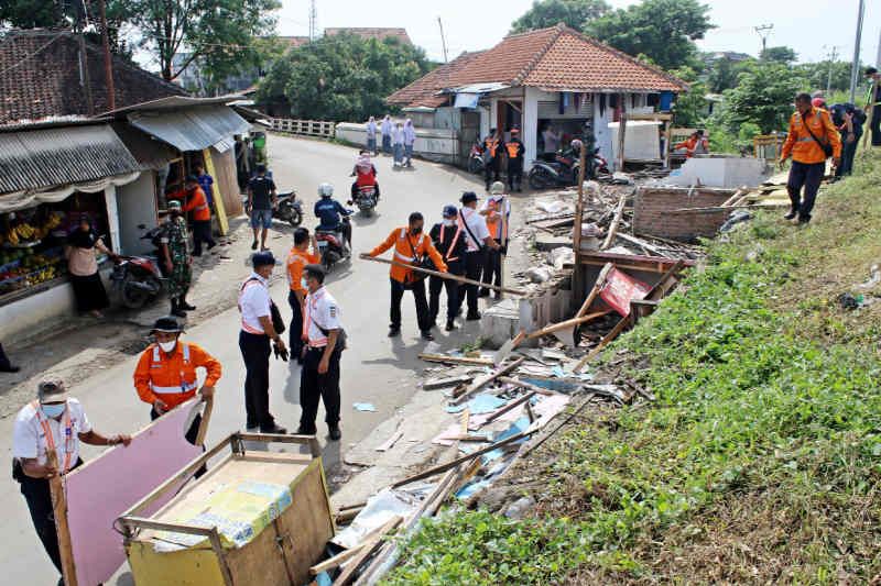 KAI Cirebon bongkar puluhan bangunan liar di jalur rel kereta