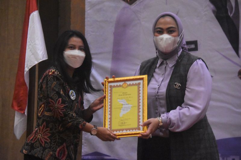 Perum Peruri terima penghargaan CSR dari Pemkab Karawang