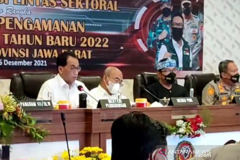 Menhub sebut Jawa Barat punya 2 beban protokol kesehatan di akhir tahun