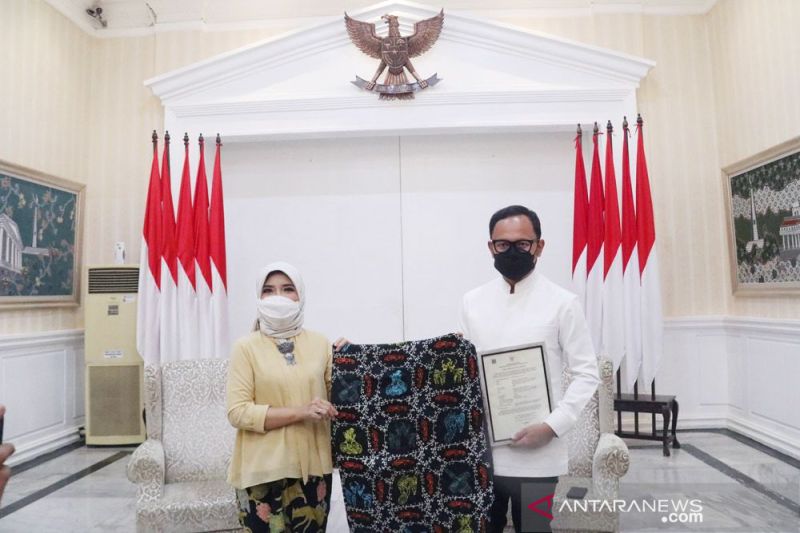 Hak paten 'Batik Bogor Pisan' diserahkan ke Bima Arya