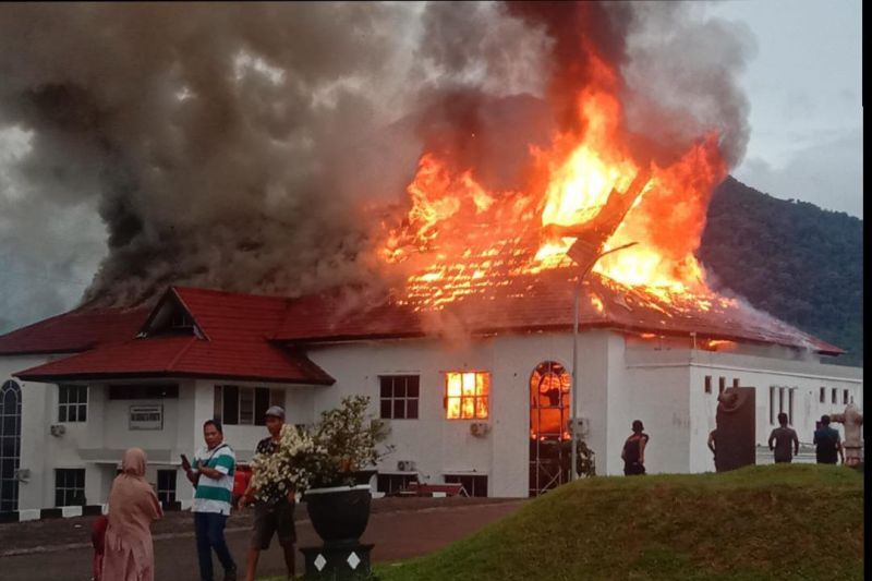 Kantor Inspektorat dan Diskominfo Kabupaten Natuna Terbakar