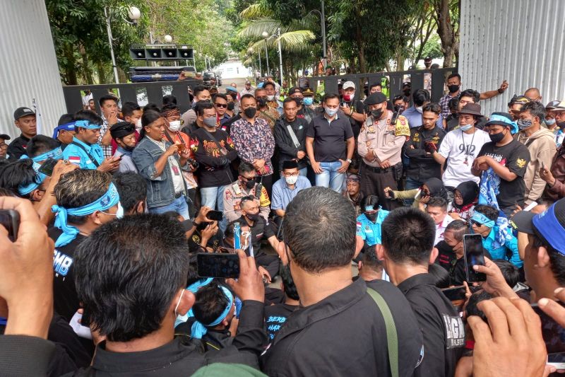 Oknum pimpinan ormas di Sukabumi dilaporkan langgar prokes dan ancam warga