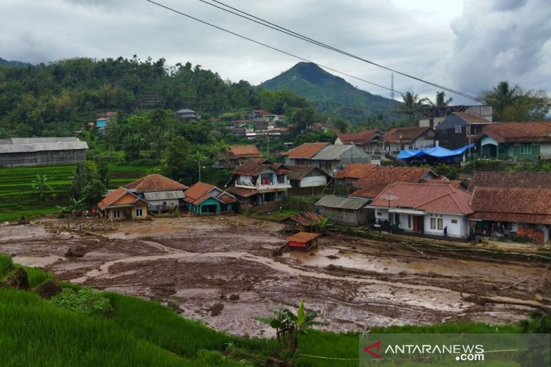 Pemkab Garut salurkan bantuan untuk rumah rusak akibat banjir