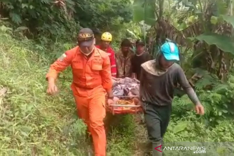 2 Orang yang jatuh ke jurang di Ciamis dievakuasi Tim SAR