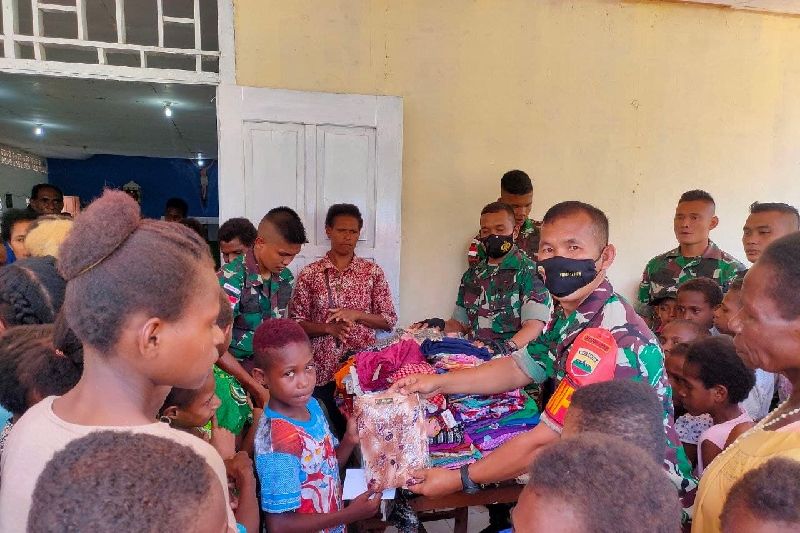 Papua Merauke's TNI soldiers donate items of clothing for Christmas - Vimarsana News