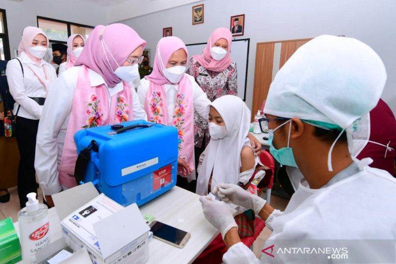 Iriana Jokowi dan Wury Ma'ruf Amin tinjau vaksinasi anak SD di Bandung