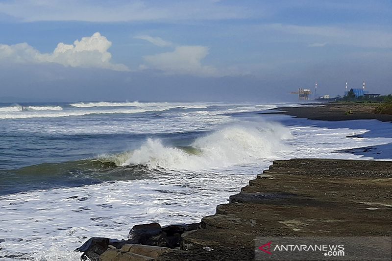 Wisatawan di pantai selatan Jawa agar waspadai gelombang tinggi