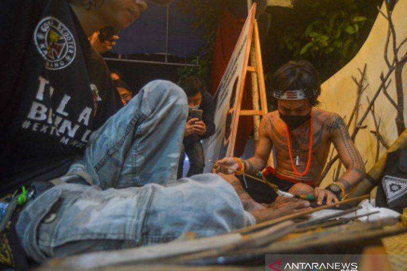 Pembuatan Tato Mentawai