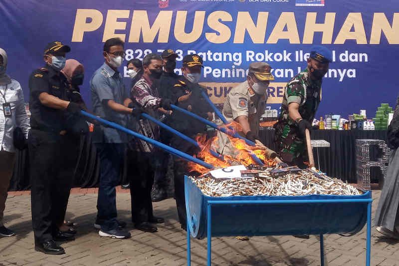 5,8 juta batang rokok ilegal dimusnahkan Bea Cukai Cirebon