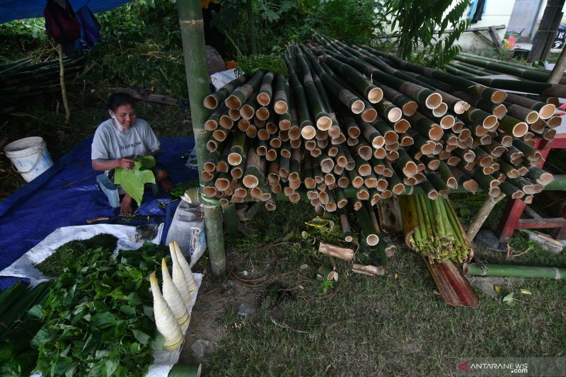 PENJUALAN CANGKANG NASI BAMBU JELANG NATAL