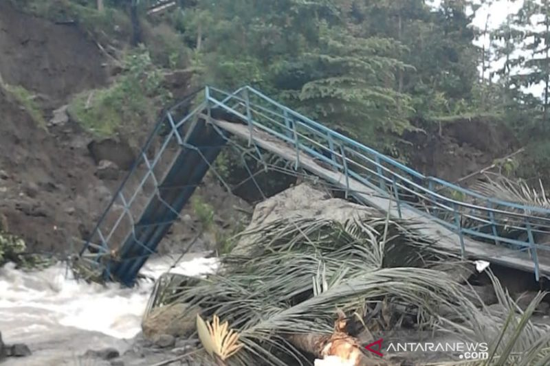 Dua jembatan di Cianjur putus akibat terbawa arus air sungai