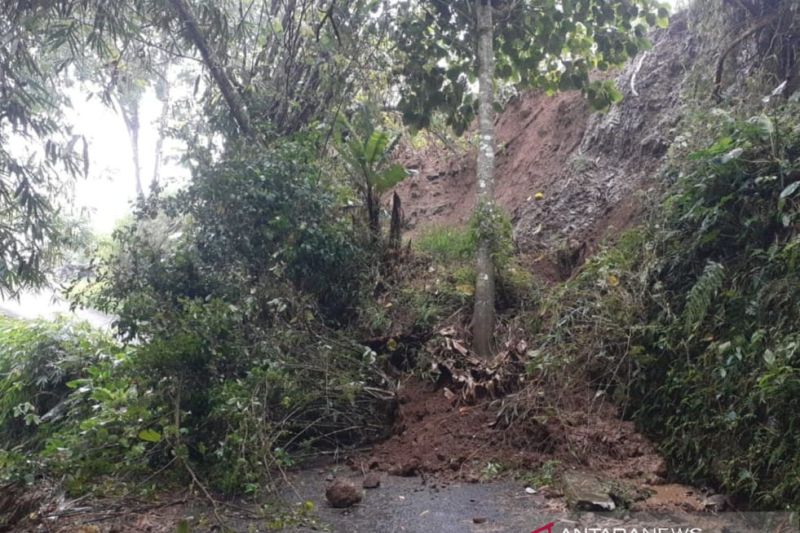 Jalan menuju wilayah selatan Cianjur kembali tertimbun tanah longsor