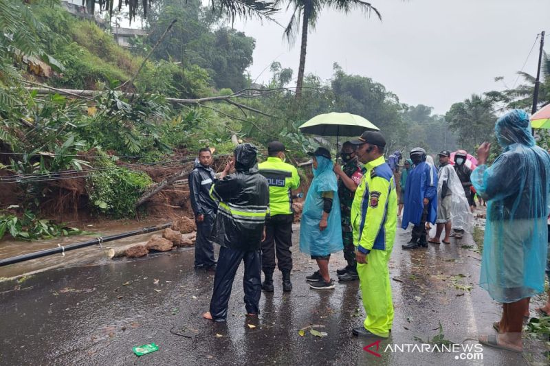 Tanah longsor hambat arus lalu lintas di Jalan Garut-Tasikmalaya