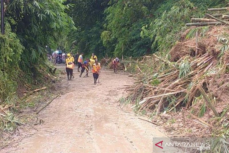 Jalan penghubung selatan Cianjur dapat dilalui setelah tanah longsoran disingkirkan