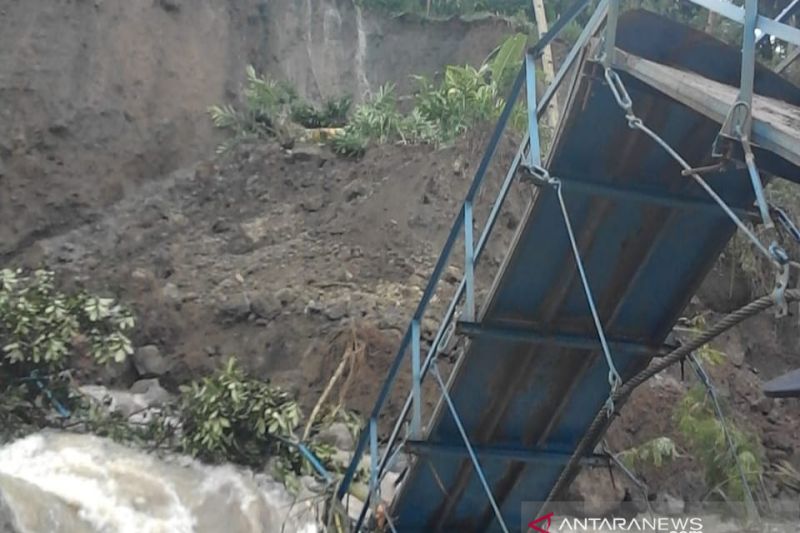 Seribu KK di Cidaun-Cianjur terisolir akibat jembatan putus
