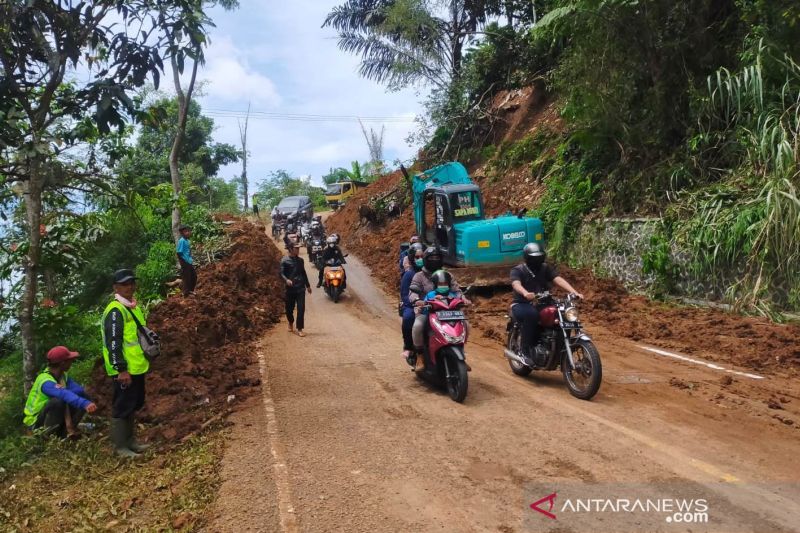 Dua alat berat digunakan buka jalan Bandung-Cianjur yang tertimbun longsor