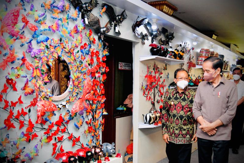 President Widodo visits Bali Bangkit IKM crafts exhibition - Vimarsana News