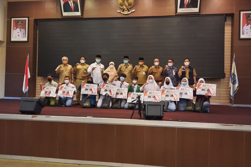 Pemkot Depok bagikan KDS Pendidikan ke siswa kurang mampu