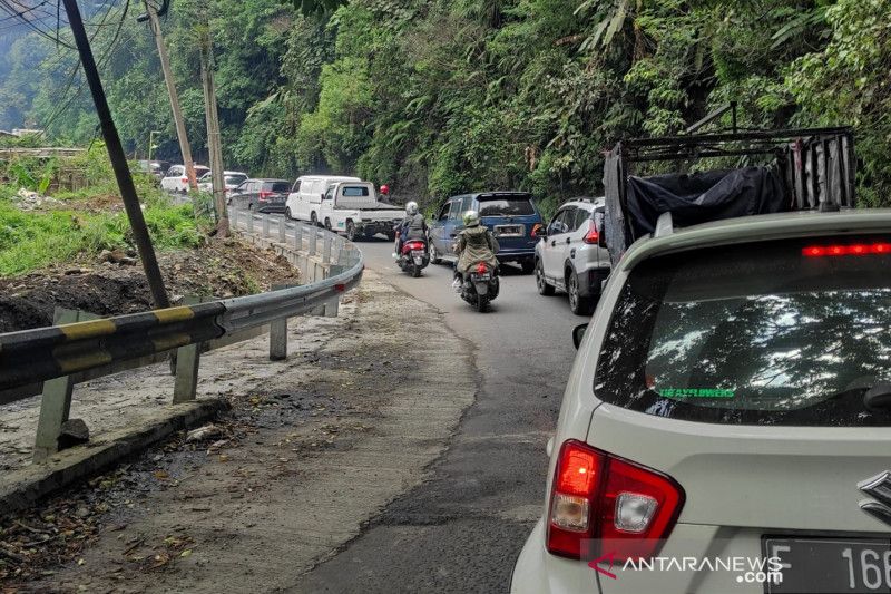 Volume kendaraan di Jalur Puncak-Cianjur meningkat mendekati Tahun Baru