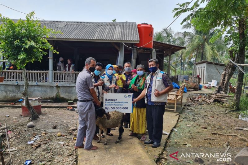 PLN Bekasi salurkan bantuan hewan ternak ke Pondok Pesantren Muaragembong