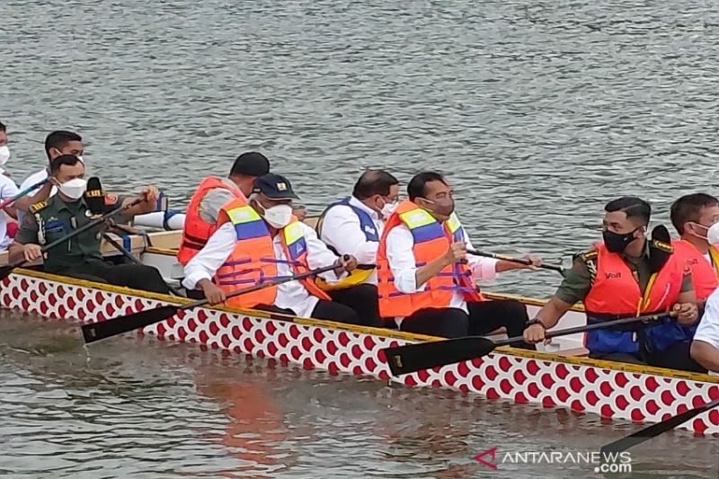 Presiden Jokowi mendayung perahu naga di Bendungan Ladongi Sultra